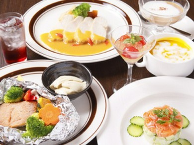 女子会コース出来ました　１人１８００円　飲み放題付けれます