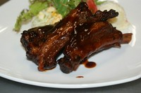 骨付きの豚バラ肉を自家製甘辛たれでじっくり煮込みました。おつまみにおかずにピッタリな一品です。