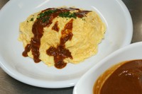 自慢の特製デミグラスソースをいっぱいかけて