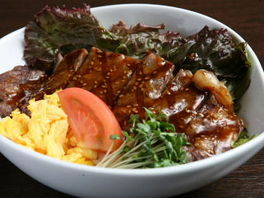 和牛ロース肉のステーキ丼