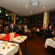 広い店内を使ったオリジナルの２次会がつくれます。１から幹事さんと打ち合わせをすることで細かい演出が出来ます。入場・キャンドルサービス・乾杯・ウエディングケーキ入刀・ゲーム・プロジェクター・挨拶・退場。きっと心に残る２次会のお手伝いが出来ると思います。気軽に御相談下さい。