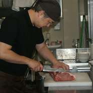 自らがおいしいと思った料理を出すことが基本。味に納得したものを提供し、店内の雰囲気も、お子さまからお歳をめした方まで幅広い年齢層の人に心地よく過ごしていただけるよう努めています。