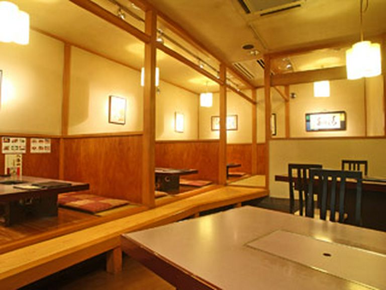 本館にはテーブル席と座敷席のご用意がございます。