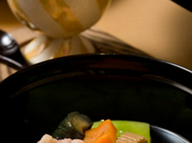 落ち着いた空間の中、新鮮で旬な和食デートに最適です。