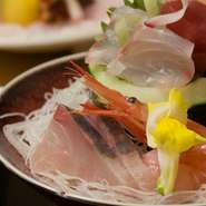 金沢の台所「近江町市場」で毎日仕入れる海の幸の数々。その日のおすすめをお刺身盛り合わせでお楽しみください。