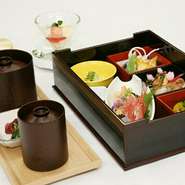 <お刺身・煮物・焼物・揚物・茶碗蒸・小鉢・ご飯・吸い物・漬物・デザート>
