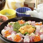 [召し上がり方]
(1)1杯目は、そのままどうぞ。(胡麻味噌をからめてあります。
(2)2杯目は、うにと醤油をまぜたものに、好みの薬味をまぜてどうぞ。
(3)3杯目は、あつあつのおだしをかけて、だし茶漬けでどうぞ。