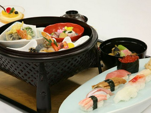 利家弁当（お昼限定）3080円。にぎり寿司に名物治部煮付