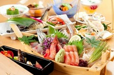 100分丸々飲み放題付き。お造里に焼物・揚物までぷりっぷり魚を味わえる人気コースです。ご宴会にどうぞ。