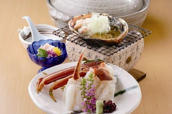 蟹を贅沢に味わえるコース♪
金沢と言えばカニ！豪華ズワイガニを堪能ください。
