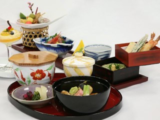 お松弁当（お昼限定）2860円。ちらし寿司に名物治部煮付