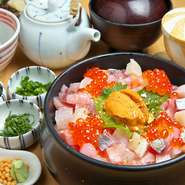 1杯のひつまぶしで3種類の味わい方を楽しんでいただけるお得なメニュー。まずは胡麻醤油をからめそのままどうぞ。次は生うに醤油を加え、最期は出し茶漬けで締める。それぞれの味の違いを存分に楽しんでください。