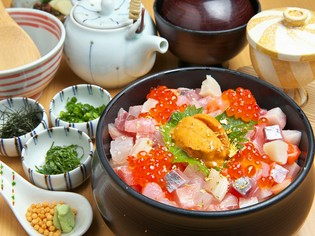 海の宝石箱を再現、贅沢食材を華やかに『海鮮ひつまぶし』