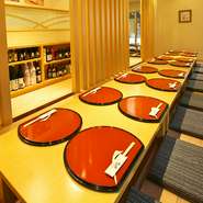 昼時は女性グループのランチ会や会社員、土日は外国の方も含む観光客も多く利用していただいています。大人数でも利用しやすい長テーブルがあるので、宴会にもおすすめ。飲み放題付きのプランもご用意しています。