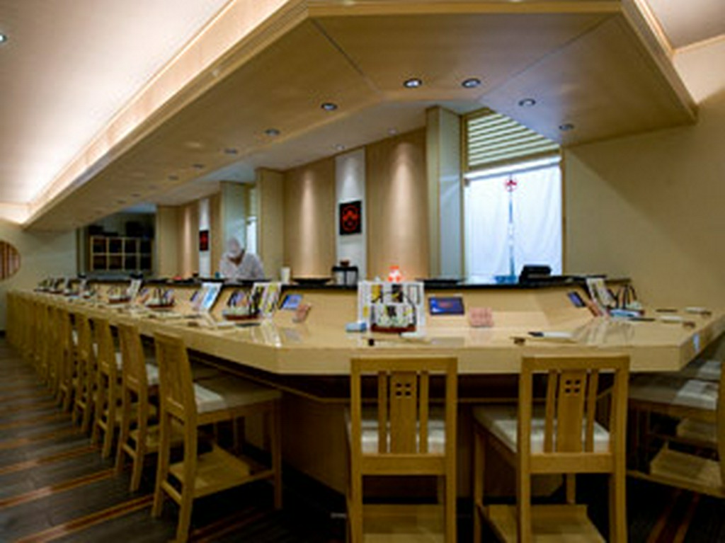 カウンター席　お好みの握りをご要望に応じて承ります。