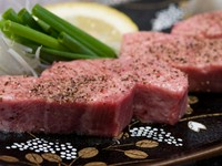 未冷凍の本物の黒毛和牛の最高の部位の厚切りのタンです!どうかこの味を忘れないで下さい!
