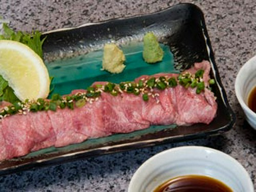 お刺身類、タッケ、さくらユッケなどいろいろご用意しております