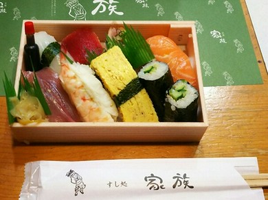にぎり寿司・お弁当・寿司ケーキなどございます。