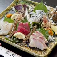 店内の生簀には瀬戸内の活魚、貝類が…