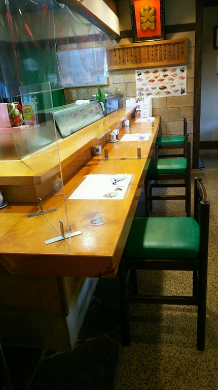 カウンターで大将が握るお寿司を目の前で