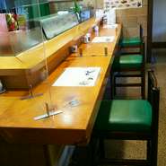 選び抜いた旬な食材、新鮮な魚の料理は一押し！　カウンター越しに見れば生唾ものです。お酒も豊富なのでいつの間にか隣の人と仲良くなっていることも。