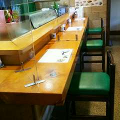 カウンターで大将が握るお寿司を目の前で