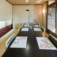 ゆったりとくつろげる個室テーブル席で。大人５名様～要予約です
