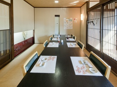 ゆったりとくつろげる個室テーブル席で。大人５名様〜要予約です
