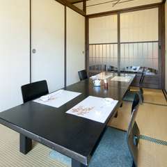 個室テーブル席ございます。ご予約時にご希望をお伝え下さい。