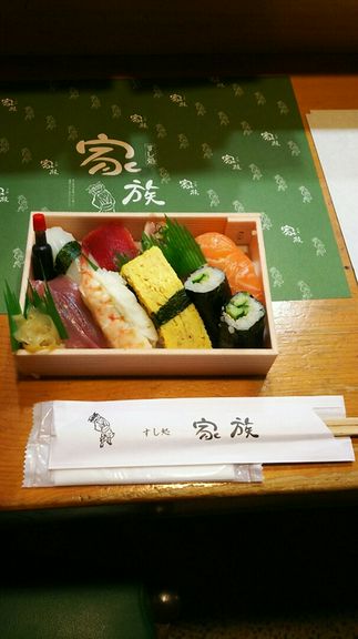 にぎり寿司　　　特上2576円　上1948円　中1476円　並1103円　　巻き寿司905円