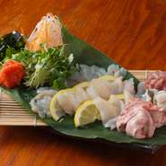 活きたカワハギを薄造りにし、一緒に食べる肝は絶品です。
