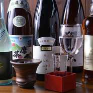 食材は厳選した新鮮なものを使っています。希少な日本酒や焼酎など、季節や仕入れで変わる酒類は、炭火焼鳥など鶏料理との相性を意識したこだわりのラインナップ。料理に合わせて、お好きなお酒が楽しめます。