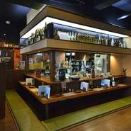 入口で靴を脱いで入店するスタイル。ゆったり寛げる全席掘りごたつです。一人でも、グループでも、大人数でも様々なシーンで使えます。歓送迎会など各種宴会には、2時間飲み放題付のお得なコースがおススメです。