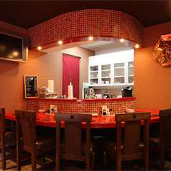 一人でも気軽に郷土料理を楽しめるカウンター席。