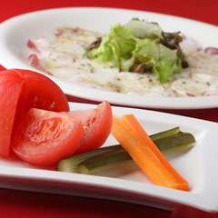 丸ごとトマトのピクルスとタコのマリネは爽やかさが好評です♪