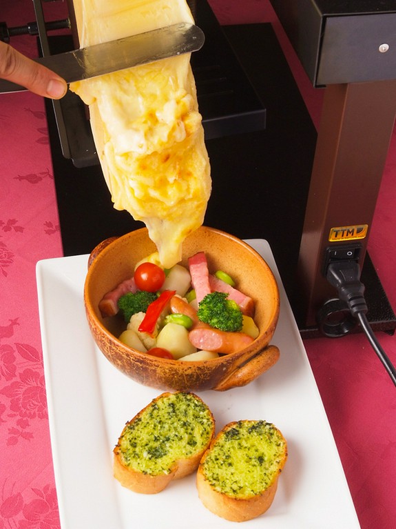 香ばしくグツグツに焼きあげるラクレットチーズを楽しむ一皿。