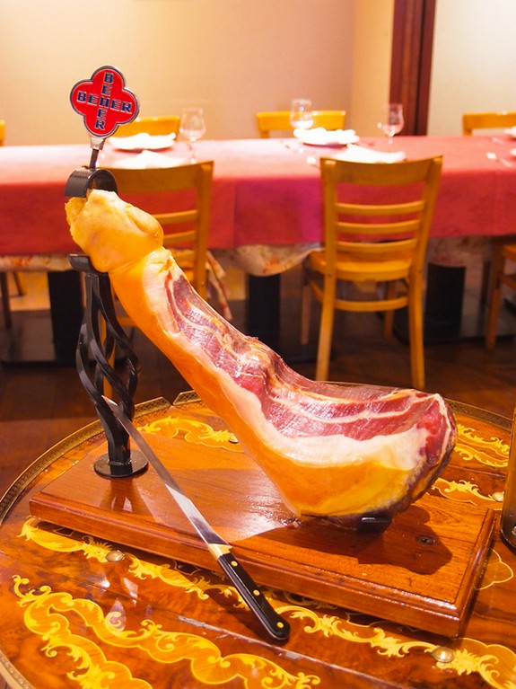 19ヶ月間の長期熟成!!　パルマ産原木生ハムを切りたてで・・