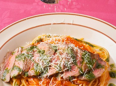 完熟トマトと生バジルのスパゲティーニ、大麦牛タリアータのせ。