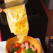 香ばしさがたまらない、焼きあげた「ラクレットチーズ」