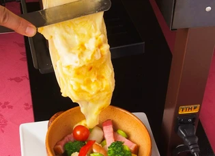 香ばしさがたまらない、焼きあげた「ラクレットチーズ」