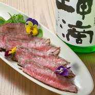 鳥取県産の和種牛肉、その中でも希少部位「イチボ」を使用しています。ゆっくりと火入れをしているため、肉質は柔らかく絶品。あっさりとしたオリジナルのソースでお召し上がりいただきます。