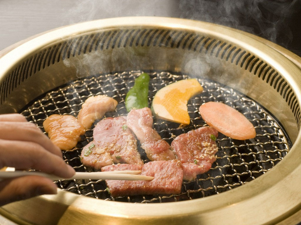 ジリジリと焼かれた焼肉は絶品もの。