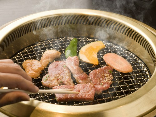 ジリジリと焼かれた焼肉は絶品もの。