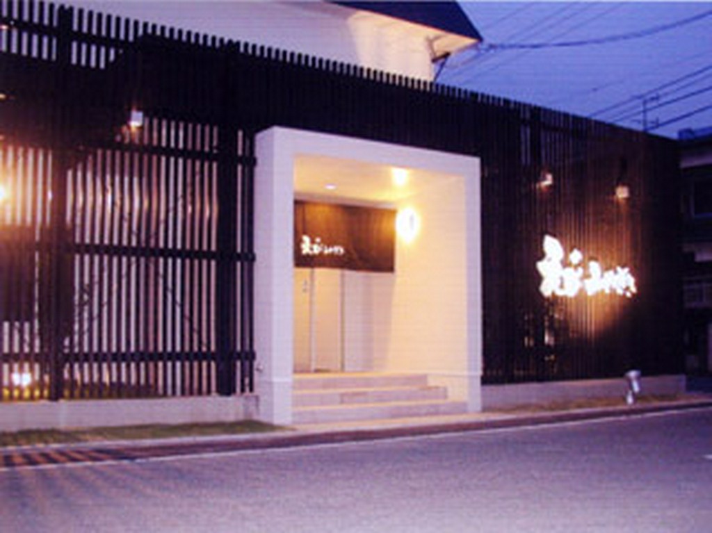 格子造りが目を引く店舗外観