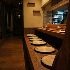 堀座席のカウンター席で大人のお食事デートを
