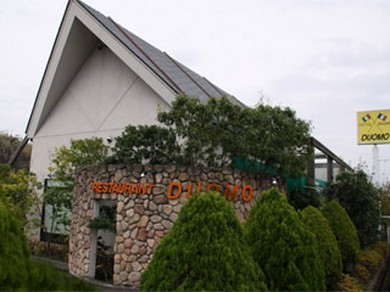 三角屋根のお洒落な建物が目印！