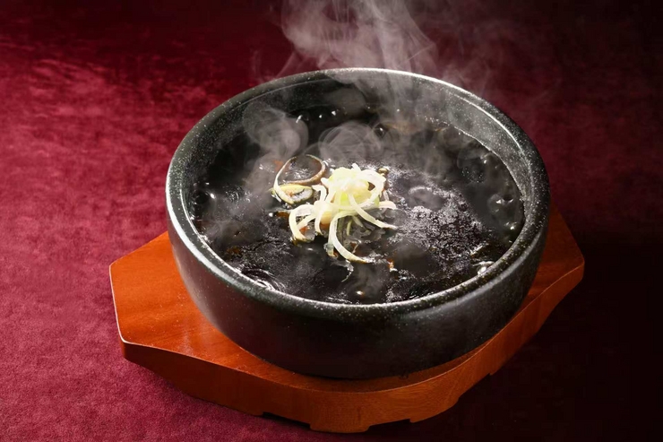 We use bamboo charcoal produced in Kawasaki City in our dishes (bamboo charcoal mapo tofu) and drinks (bamboo charcoal highball).