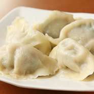 春巻き（2本）290円。
ゴマ団子（2個）290円。
焼き餃子（5個）390円。→1）毎日仕込み、新鮮。2）皮が特注モチモチ。3）黒豚のカシラ肉を使用、爆汁。
鶏唐揚げ（7個）690円。テレビで紹介。
フライトポテト490円