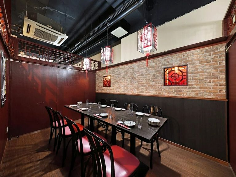 中華風のお洒落なデザインの店内。完全個室で接待に最適!