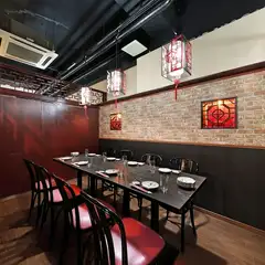 中華風のお洒落なデザインの店内。完全個室で接待に最適！